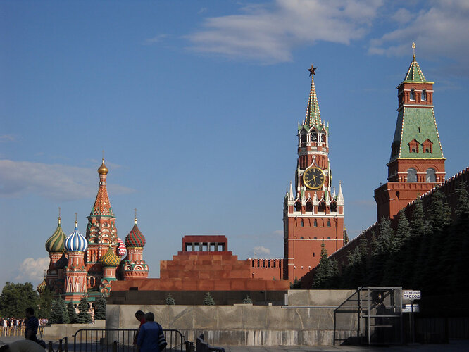 Loretta had more time to bounce around so she got some amazing pics of the Kremlin, Red Square and St. Basil's. Too many to share but here are a couple.