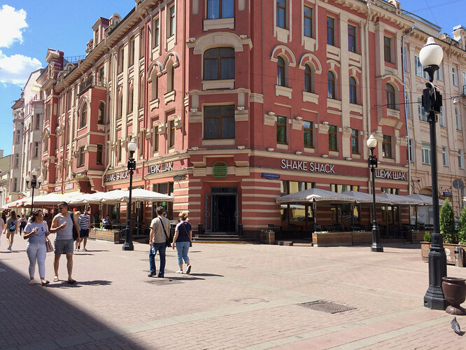 Here's the Shake Shack on Arbat. The vibrant shops and restaurants stand in stark contrast to the absence of anything like that back in '89.