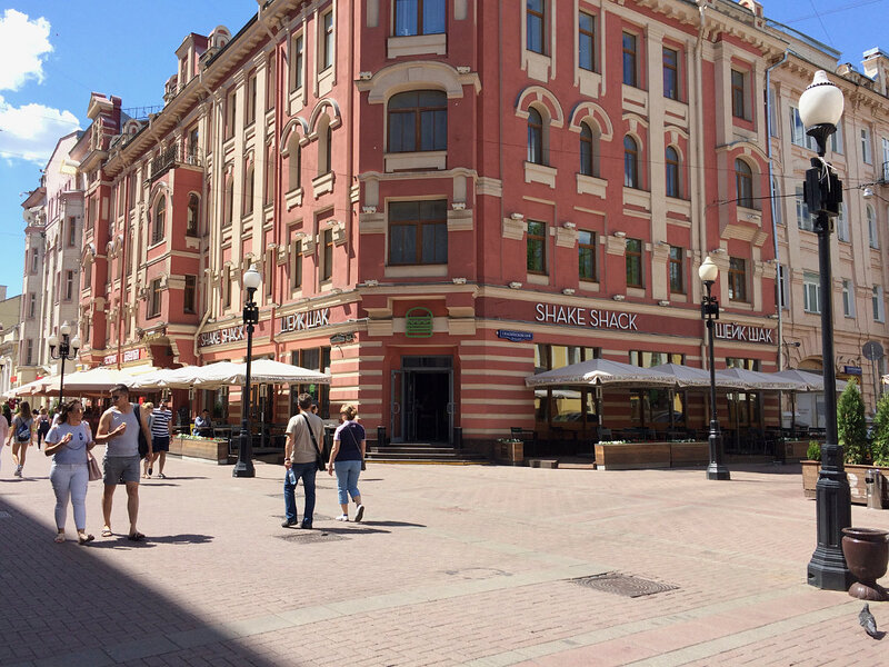 Here's the Shake Shack on Arbat. The vibrant shops and restaurants stand in stark contrast to the absence of anything like that back in '89.
