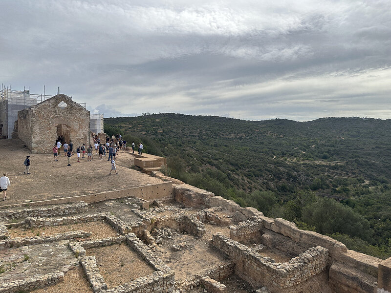 Another view of the Castelo de Paderne