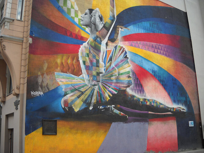 And the mural to accompany her statue.