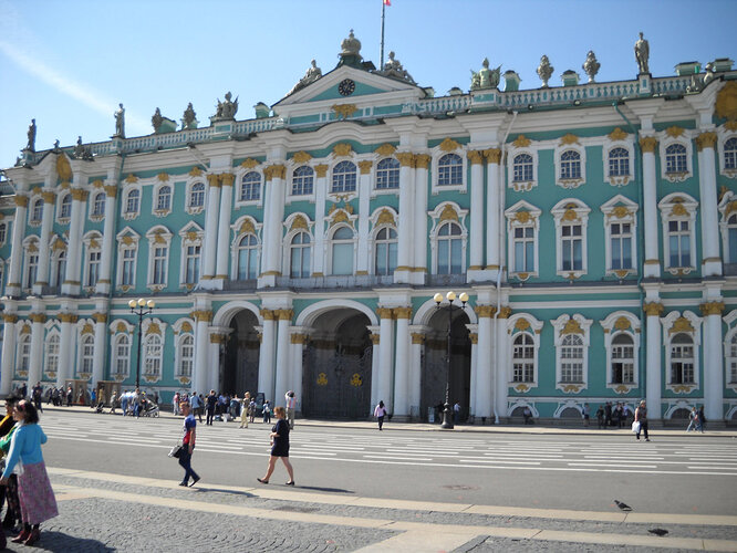 Walking the plaza to get to the Hermitage and the Winter Palace