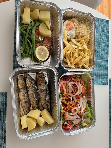 Take out lunch from a hole in the wall (O Cartaxeiro). Finally had sardines. Delicious!