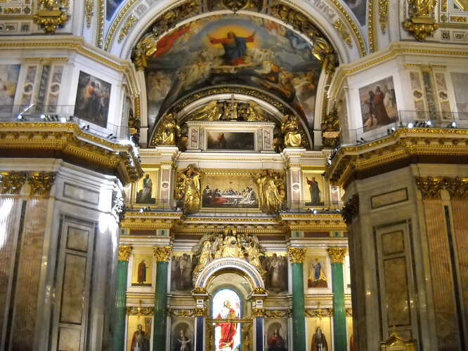 Decoration of the cathedral’s interior required 900 pounds of gold, 16 tons of malachite, 1,100 pounds of lapis lazuli, and 1,000 tons of bronze. It shows. Everywhere.