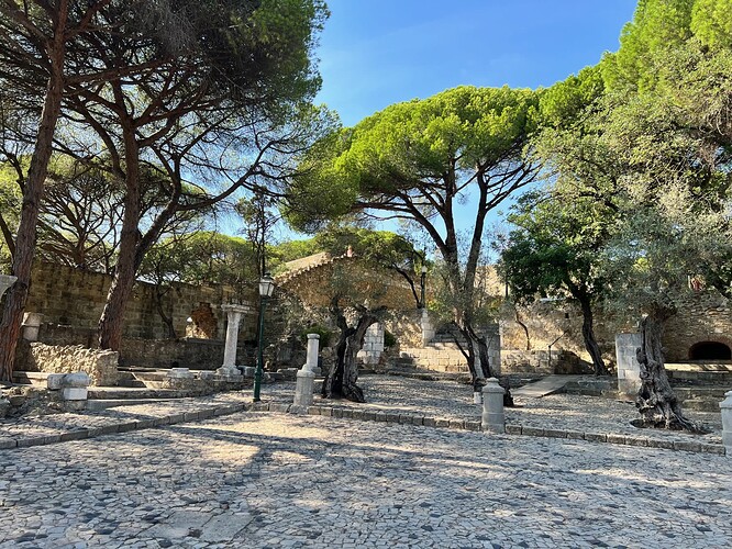 Castelo de São Jorge plaza