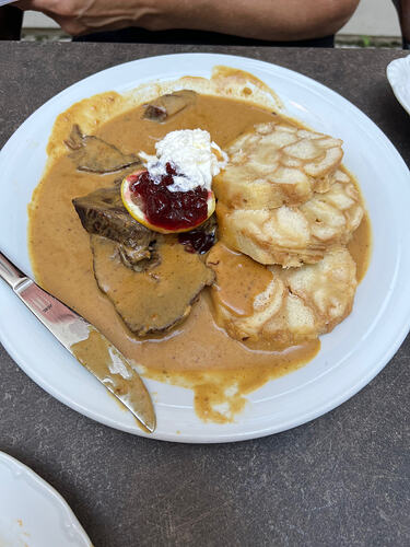 Svíčková na smetaně s brusinkami, karlovarský knedlík